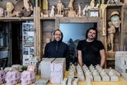 Alles von Hand: Pirmin Steiner (l.) und Beni Annen von Balts in Ried-Muotathal. (Bild: Nadia Schärli (20.11.2018))