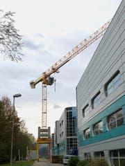 Für die Aussenarbeiten am Dach setzt das Willisauer Unternehmen Emil Peyer AG unter anderem einen seiner Turmkräne ein. (Bild: PD)