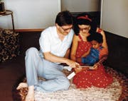 Die Familie Tanner in den 1980ern, noch arglos und glücklich mit ihrer Adoptivtochter aus Sri Lanka. (Bild: PD)
