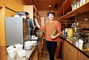 Manuela Pally macht das Restaurant Hintergeissboden für die Eröffnung vom Samstag startklar. (Bild: Stefan Kaiser (26. November 2018))
