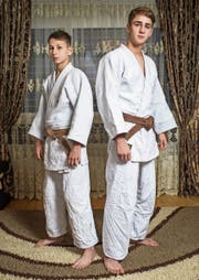 Magomed (links) und sein älterer Bruder Adam Batsiev in ihrer Wohnstube. Beide wollen dereinst Olympiasieger werden. (Bild: Boris Bürgisser (Ebikon, 23. November 2018)