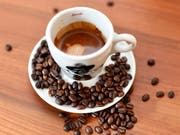 Schweizerinnen und Schweizer sind verrückt nach Kaffee: Im Schnitt trinken sie über drei Tassen pro Tag. (Bild: KEYSTONE/WALTER BIERI)
