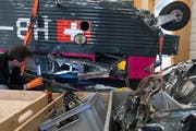 Michael Flückiger von der Schweizerische Sicherheitsuntersuchungsstelle SUST begutachtet Wrackteile der JU-52. (Bild: Laurent Gillieron/Keystone (Payerne, 26. November 2018))