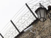 Am Stichtag im September 2017 waren in der Schweiz leicht weniger Erwachsene inhaftiert als ein Jahr vorher. Es sassen zwar mehr Personen im Strafvollzug, dafür weniger in U-Haft. (Bild: Keystone/MELANIE DUCHENE)