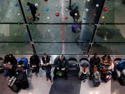 Tausende Reisende sitzen in der Nacht auf Montag aufgrund von heftigen Schneefällen in den USA - wie hier in Chicago - an Flughäfen fest. (Bild: KEYSTONE/AP/NAM Y. HUH)