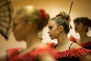 Die Mädchen der Ballettschule während der Probe zum «Nussknacker» in Emmen, im Fokus ist die 17-jährige Karina Kopp. Das Stück wird am 11. Dezember in Hochdorf aufgeführt. (Bild: Dominik Wunderli, 21. November 2018)