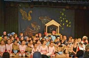 Nach ihren Auftritten präsentierten sich die Kinder und Jugendlichen dem begeisterten Publikum. (Bild: Peter Jenni)
