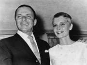 Ein Heiratsantrag-Ring von Frank Sinatra (links) wird in den USA versteigert werden. (Archivbild von 1966). (Bild: KEYSTONE/AP/ANONYMOUS)