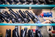Eishockeyschuhe in der Produktion von Graf Skates in Kreuzlingen. (Bild: Reto Martin)