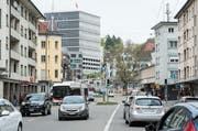 Das Zentrum des Lachen-Quartiers heute: Die Haltestellen des Stadtbusses sind dank breiter Fahrbahnen für Autos überholbar. (Bild: Hanspeter Schiess (29. April 2014))