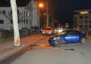 Der Fahrer, der in Vaduz in einen Baum fuhr, wurde mit dem Rettungsdienst ins Spital gefahren. (Bild: lpfl)