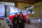 Pilatus Verwaltungsratspräsident Oscar J. Schwenk und Rebecca Tomkinson vom Royal Flying Doctors Service of Australia bei der Übergabe des ersten Pilatus-Ambulanz-Jets. (Bild Martin Uebelhart (Stans, 26. November 2018))