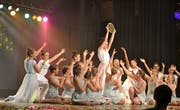 Sterntaler heisst das Märchen, das von der Tanzjugend 1 verkörpert wurde. (Bild: Peter Jenni)