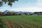 Nördlich der Gemeinde kommt, in unmittelbarer Nähe zur bestehenden Schulanlage, die neue Doppelturnhalle hin. (Bild: Eddy Schambron)