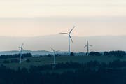 Eine Windkraftanlage im Berner Jura. In Innerrhoden werden in absehbarer Zeit noch keine Windräder stehen. (Bild: Christian Beutler/Keystone)