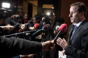 SVP-Fraktionschef Thomas Aeschi orientiert die Medien nach den Hearings der Bundesratskandidaten. (Bild: KEYSTONE/Peter Schneider)