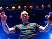 Am Montag solidarisierten sich die drei bekannten russischen Rapper Oxxxymiron (Bildmitte), Basta und Noize MC bei einem Konzert in Moskau mit dem Rapper Husky. (Bild: KEYSTONE/AP/PAVEL GOLOVKIN)