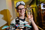 Marlon Tanner mit dem Pokal, den er für seinen Sieg an der Schweizer Meisterschaft in Empfang nehmen durfte.