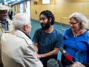 Hassan al-Kontar lebte monatelang im Transitbereich des Flughafens von Kuala Lumpur. Nun wurde er im kanadischen Vancouver von seinen Unterstützern empfangen. (Bild: KEYSTONE/AP The Canadian Press/BEN NELMS)