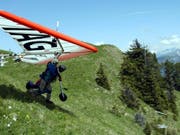 So müsste es sein: Pilot und Passagier mit Gurten gesichert am Deltasegler. (Bild: KEYSTONE/URS FLUEELER)