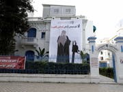 Die Journalistengewerkschaft SNJT entrollte an der Fassade ihres Büros in der Innenstadt von Tunis ein riesiges Plakat, das den saudischen Kronprinzen mit einer Kettensäge zeigt. (Bild: Keystone/EPA/STRINGER)