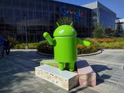Der Datenhunger von Google ruft Konsumentenschützer auf den Plan: Google führe die Nutzer seines Smartphone-Betriebssystems Android in die Irre, um jede ihrer Bewegungen mitverfolgen zu können, kritisieren sie. (Bild: KEYSTONE/AP Google)