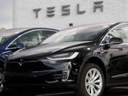 Chinesen sind die Tesla-Autos wegen der verhängten Zölle im Handelsstreit zu teuer: Der Absatz brach im Oktober ein. (Bild: KEYSTONE/AP/DAVID ZALUBOWSKI)