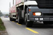 Schwerverkehr bei Sulgen: Die Bodensee-Thurtal-Strasse soll den Verkehr durchs Thurtal aufnehmen. (Bild: Donato Caspari)