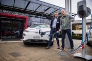 In der Region Sursee können neu Elektroautos gemietet werden. Im Bild sind Geschäftsinhaber von «Share Mobility», Andreas Birrer und Bereichsleiter Beat Bättig an der E-Tankstelle vor dem Gemeindehaus in Schenkon. Bild: Boris Bürgisser (27. November 2018)