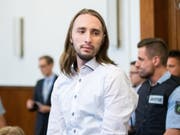 Der Angeklagte Sergej W. am Dienstag im Gerichtssaal. Elf Monate verhandelte das Dortmunder Schwurgericht um den Bombenanschlag auf die Mannschaft von Borussia Dortmund. Der Angeklagte wurde zu 14 Jahren Haft verurteilt. (Bild: Keystone/DPA/MARCEL KUSCH)