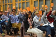 Die Abstimmungen an der Gemeindeversammlung im Sulger Auholzsaal ergeben jeweils klare Mehrheiten. (Bild: Monika Wick)