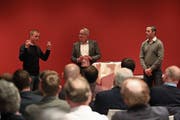 Bruno Waller (Mitte) befragt Dan Tangnes (links) und Josh Holden beim Eishockey-Talk im Parkhotel in Zug. (Bild: Charly Keiser (26. November 2018))