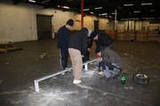 Die jugendlichen Skater beschaffen die Rails und Rampen selbst und stellen diese auch eigenhändig in der Halle auf. (Bild: Livia Grob)