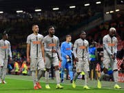 Die Young Boys verlassen das Old Trafford nach dem späten Gegentreffer mit leeren Händen (Bild: KEYSTONE/AP/JON SUPER)