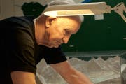 Ernst Schefer arbeitet in seinem Biessenhofer Atelier. (Bild: PD/Markus Keller)