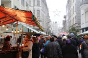Der Bummelsonntag ist bei der Bevölkerung, den Geschäften von Rorschach und den Betreibern von Marktständen gleichermassen gefragt. (Bild: Jolanda Riedener, 4. Dezember 2015)