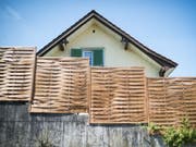 Blick auf das Haus, in welchem im August 2015 ein Kleinkind tot aufgefunden worden war. Die Eltern stehen seit Dienstag in St. Gallen vor Gericht. (Bild: KEYSTONE/GIAN EHRENZELLER)