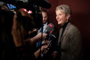 Karin Keller-Sutter, Bundesratskandidatin aus der Ostschweiz, gibt den Medien Auskunft. (Bild: Keystone)