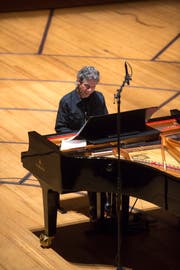 Holte mehrere Leute aus dem Publikum auf die Bühne: Chick Corea. (Bild: Dominik Wunderli, Luzern, 26. November, 2018)