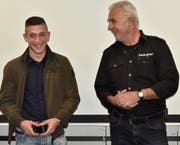 Marc Toldo (links) hat seinen Lehrabschluss als bester Strassenbauer EFZ der Region mit der Note 5,5 geschafft; dafür wurde er von Benno Künzle geehrt. (Bild: Heidy Beyeler)