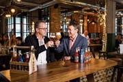 Bierkultur im «Sternen»: Reto Preisig (links) und Martin Ketterer von der Schützengarten-Geschäftsleitung. (Bild: Mareycke Frehner (Heerbrugg, 27.11.2018))