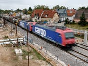 Die Sperrung der Rheintalstrecke bei Rastatt (D) bescherte der Bahn 2017 einen markanten Einbruch im Güterverkehr. (Bild: KEYSTONE/EPA/RONALD WITTEK)