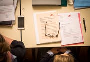 Das Budget 2018 beschäftigt die Mitglieder des Gemeinderates im Rathaus. (Bild: Reto Martin (13. Dezember 2017))