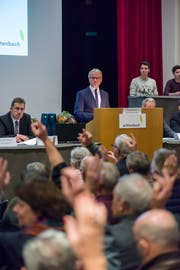 Zum letzten Mal führte der abtretende Gemeindepräsident Fredi Widmer durch eine Bürgerversammlung. (Bild: Thomas Hary)