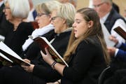 Sängerinnen und Sänger proben für die drei Aufführungen. (Bild: PD)