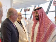 Bild des Anstosses: Spaniens früherer König Juan Carlos (l) und der saudische Kronprinz Mohammed bin Salman am Sonntag in Abu Dhabi. (Bild: Keystone/EPA/BANDAR ALGALOUD / SAUDI ROYAL CO)