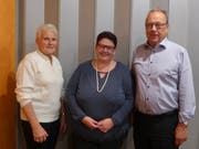 Annelies Zgraggen (ganz links) wird in den Verein aufgenommen. Präsidentin Ruth Arnold (Mitte) dankt Ehrenmitglied Fredy Scheiber (ganz rechts) für seien 20-jährigen Einsatz im Chor. (Bild: PD)