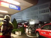 Ein Gebäude neben dem Bahnhof in Littau LU hat am späten Montagabend Feuer gefangen. (Bild: David Kunz, Keystone-SDA)