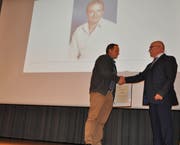 Ein Diplom zum Abschied: Gemeindepräsident Rolf Züllig (rechts) bedankt sich beim langjährigen Gemeinderat Hermann Alpiger. (Bild: Sabine Camedda)
