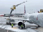 Flughafen Chicago: Starke Schneefälle haben auch am Montag (Ortszeit) zu zahlreichen Flugausfällen in den USA geführt. (Bild: KEYSTONE/AP/NOREEN NASIR)